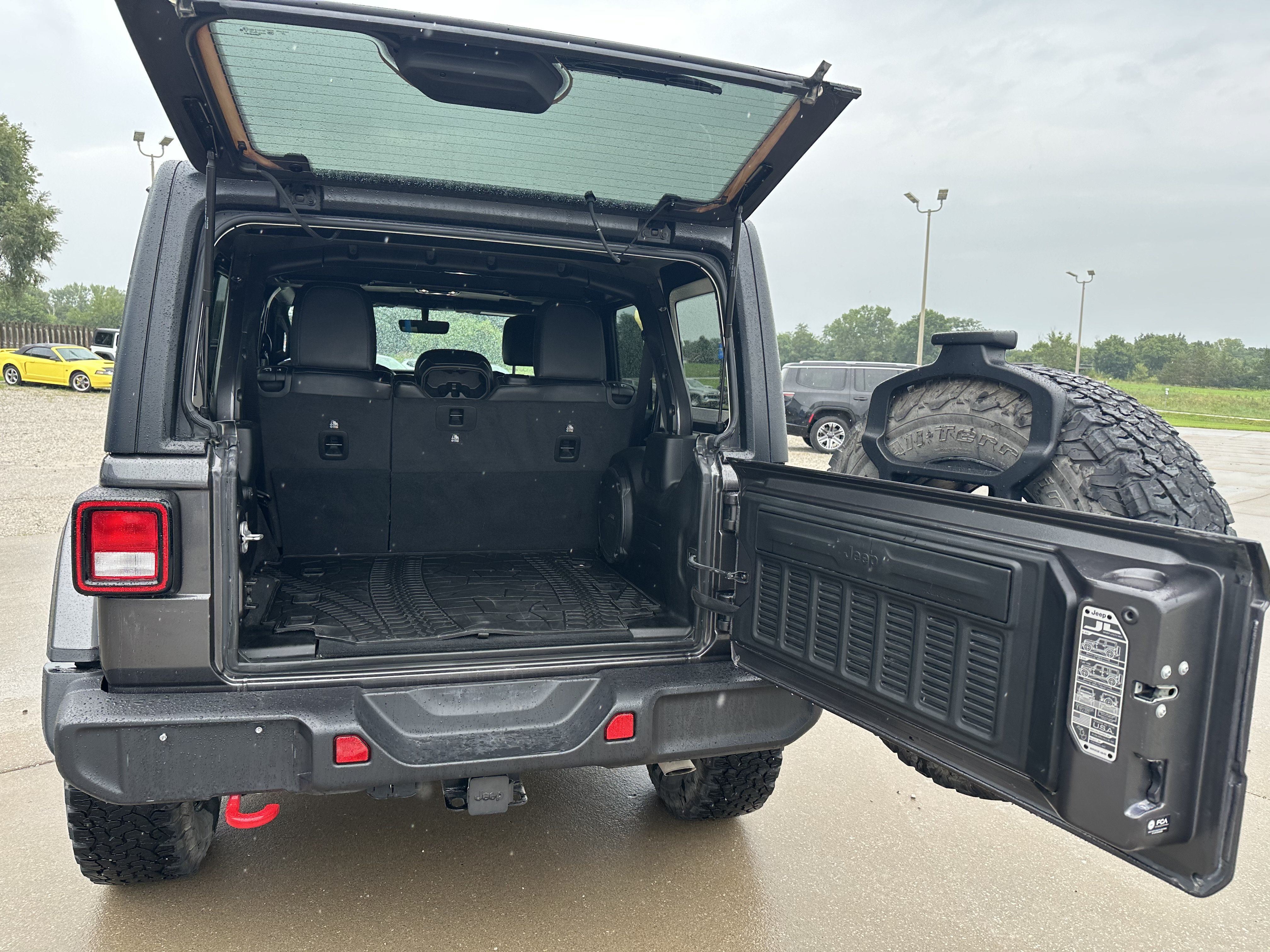 Used 2023 Jeep Wrangler Unlimited Rubicon w/ Cold Weather Group AWD/4WD image 24