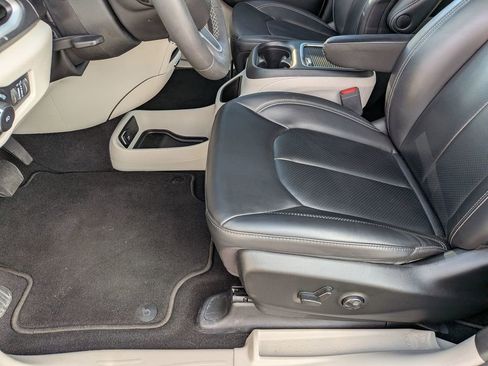 Used 2023 Chrysler Pacifica Touring-L FWD image 13