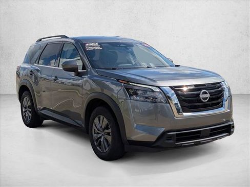 Used 2025 Nissan Pathfinder SV image 3