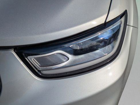 Used 2024 Chrysler Pacifica Touring-L image 9