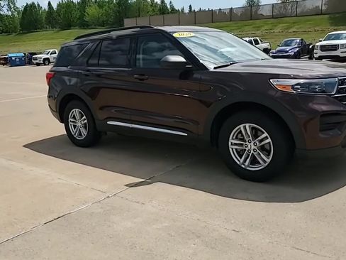 Used 2020 Ford Explorer XLT AWD/4WD image 2
