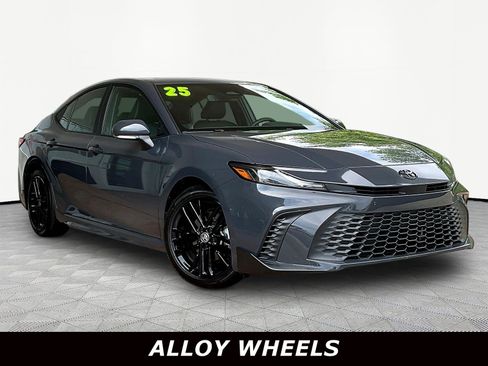 Used 2025 Toyota Camry SE w/ Convenience Package FWD image 3
