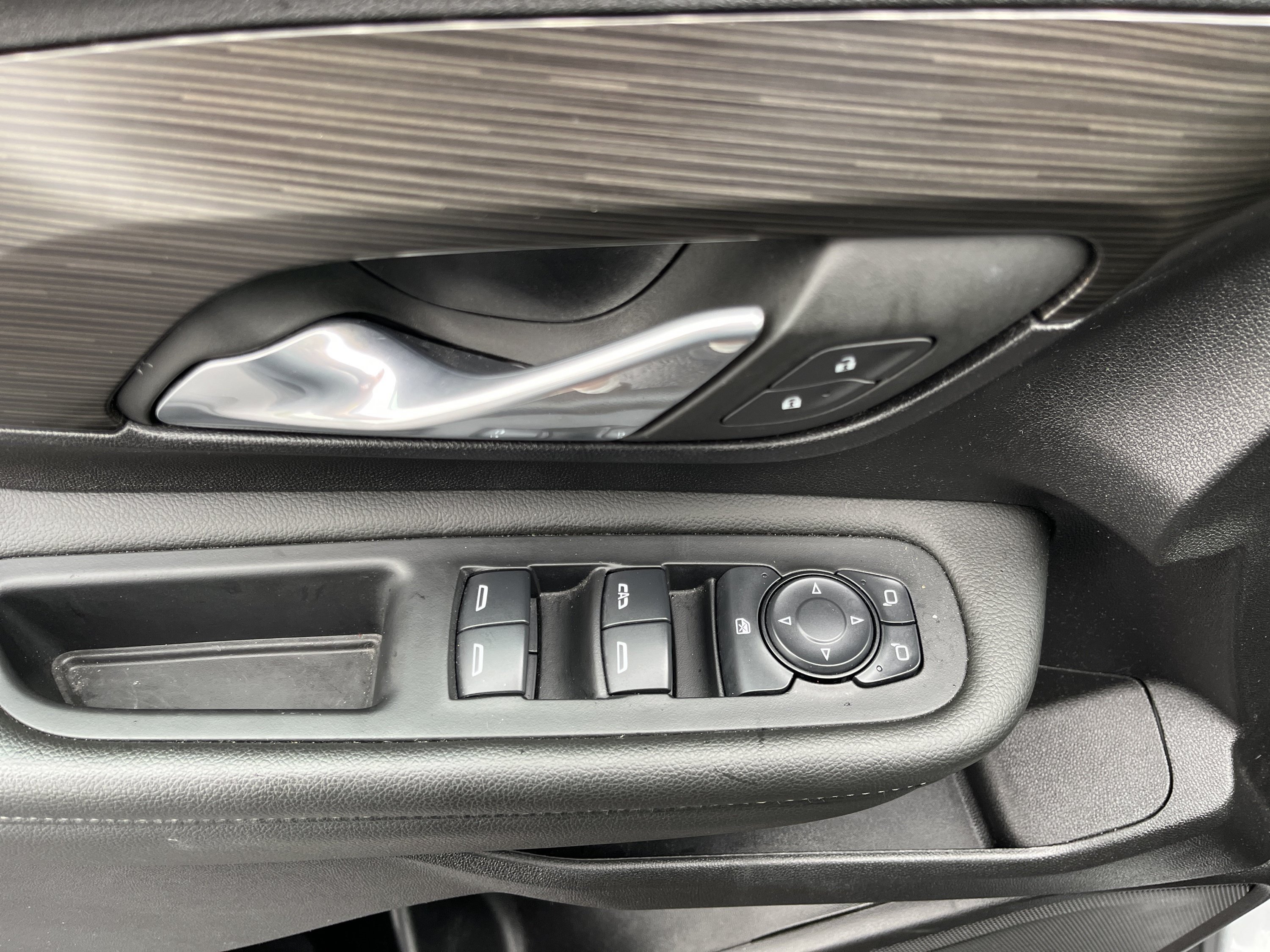 Used 2024 GMC Terrain SLE AWD/4WD image 18