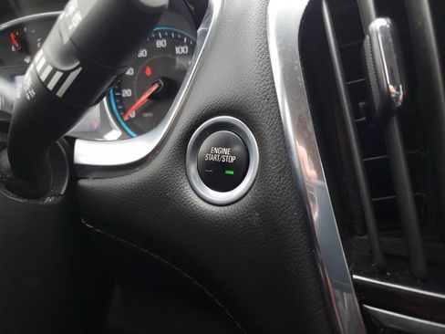 Used 2020 Chevrolet Traverse LT image 39