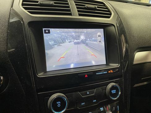 Used 2017 Ford Explorer XLT w/ Equipment Group 201A FWD image 6
