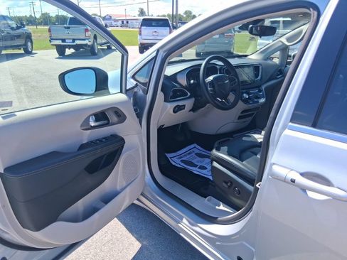 Used 2023 Chrysler Pacifica Touring-L FWD image 12