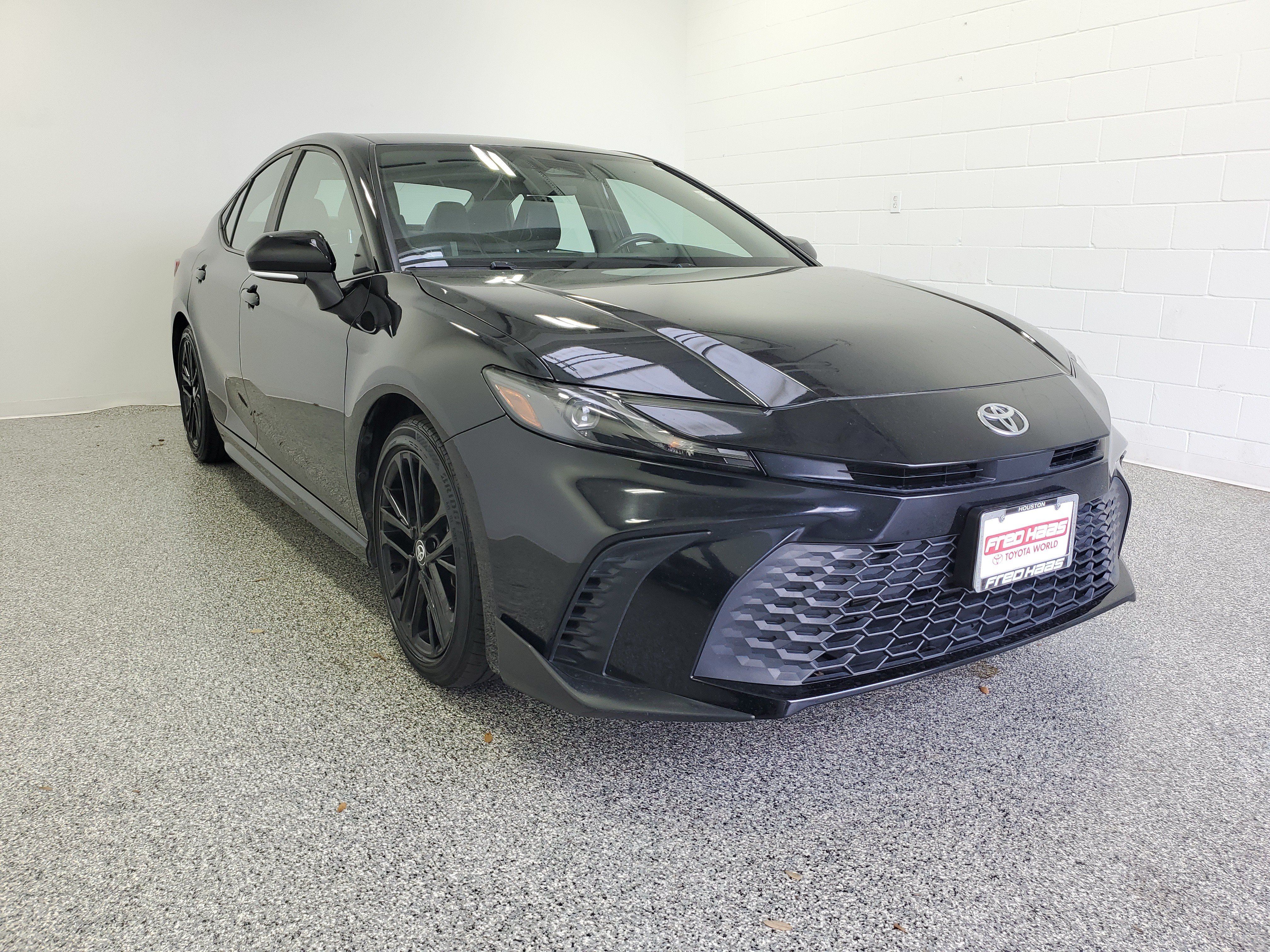 Used 2025 Toyota Camry SE FWD image 4