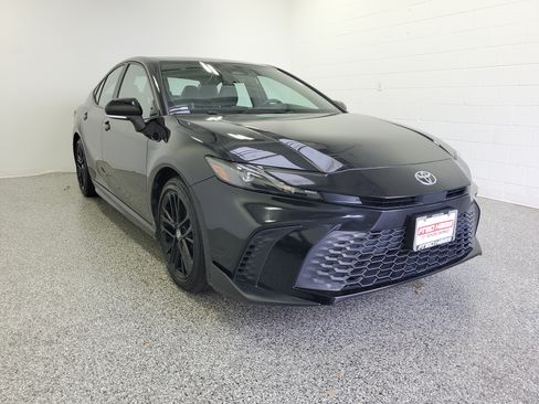 Used 2025 Toyota Camry SE FWD image 4