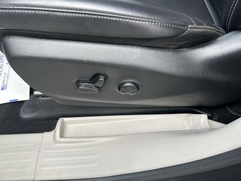Used 2023 Chrysler Pacifica Touring-L FWD image 14