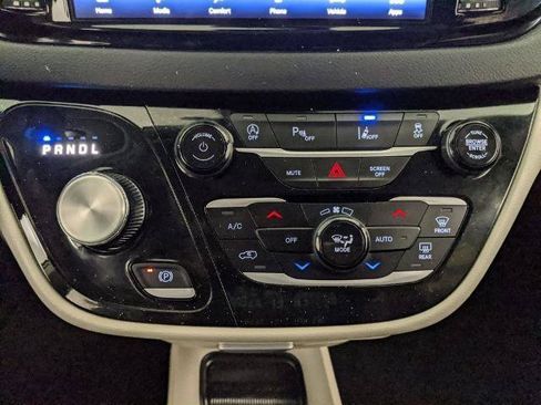 Used 2024 Chrysler Pacifica Touring-L FWD image 11