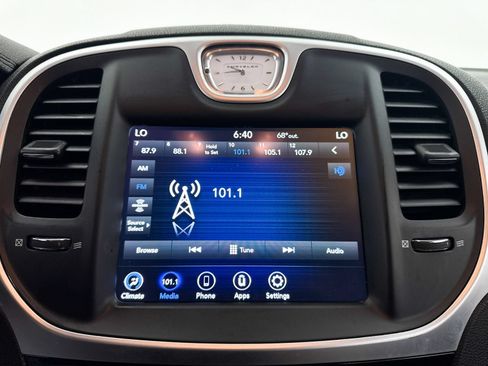 Used 2023 Chrysler 300 Touring RWD image 4