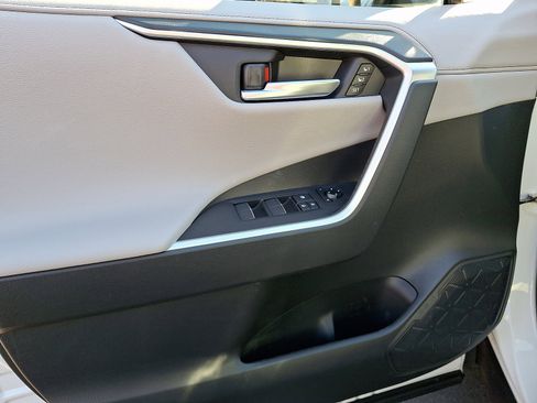 Used 2020 Toyota RAV4 Limited image 13