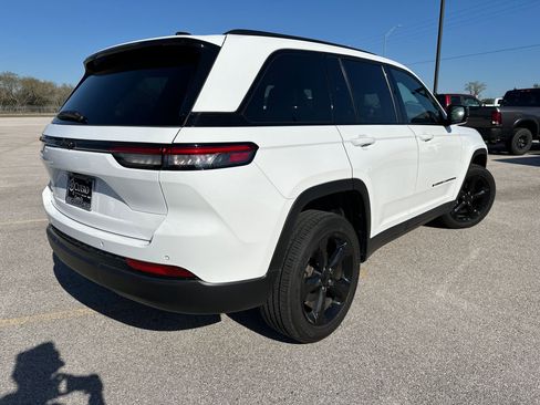 Used 2024 Jeep Grand Cherokee Altitude AWD/4WD image 8