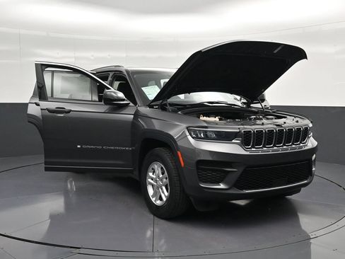 Used 2023 Jeep Grand Cherokee Laredo RWD image 35