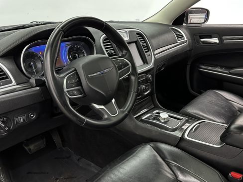 Used 2018 Chrysler 300 Touring L image 11