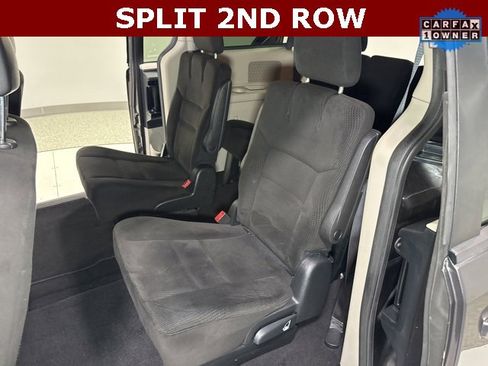 Used 2016 Dodge Grand Caravan SE image 2