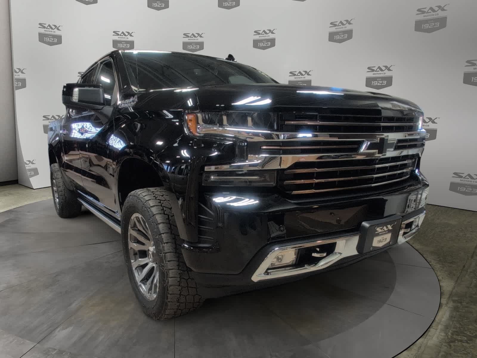 Used 2019 Chevrolet Silverado 1500 High Country w/ Technology Package AWD/4WD image 1