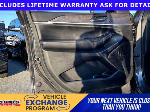 Used 2025 Jeep Grand Cherokee Limited AWD/4WD image 19