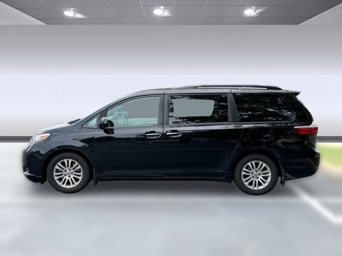 Used 2016 Toyota Sienna XLE w/ XLE Navigation Package FWD image 2