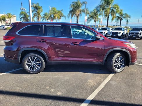 Used 2019 Toyota Highlander XLE image 3