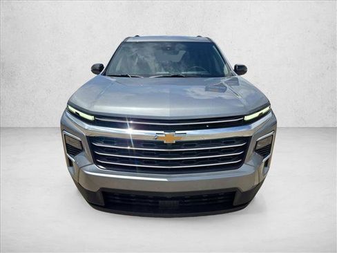 Used 2026 Chevrolet Traverse LT FWD image 2