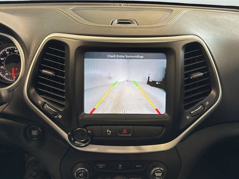 Used 2018 Jeep Cherokee Latitude Plus w/ Comfort/Convenience Group AWD/4WD image 20