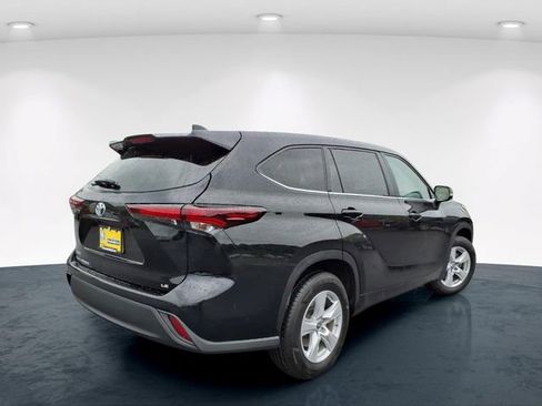 Used 2024 Toyota Highlander LE FWD image 8