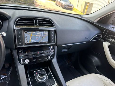 Used 2018 Jaguar F-PACE Prestige image 18