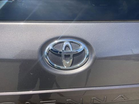 Used 2017 Toyota Sienna XLE AWD/4WD image 32