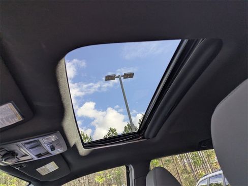 Used 2017 Toyota Tacoma TRD Sport image 17