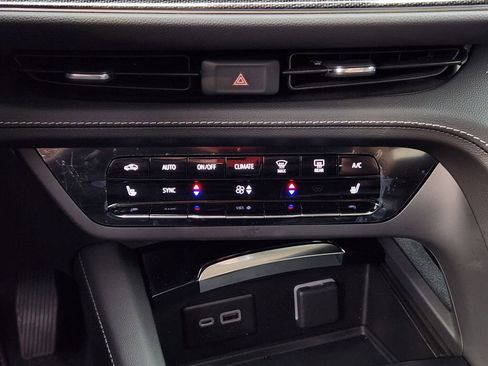 Used 2023 Buick Envision Essence image 23