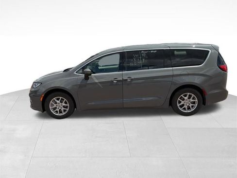 Used 2023 Chrysler Pacifica Touring-L FWD image 1