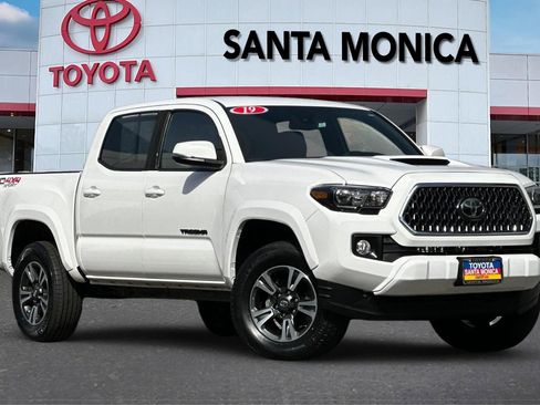 Used 2019 Toyota Tacoma TRD Sport w/ Technology Package AWD/4WD image 2