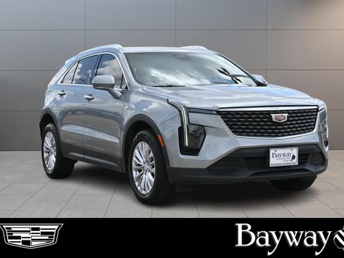 Used 2024 Cadillac XT4 Luxury w/ Cold Weather Package FWD image 4