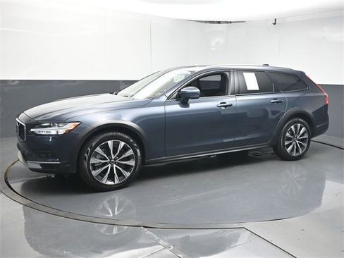 Certified 2025 Volvo V90 B6 Cross Country Plus image 4