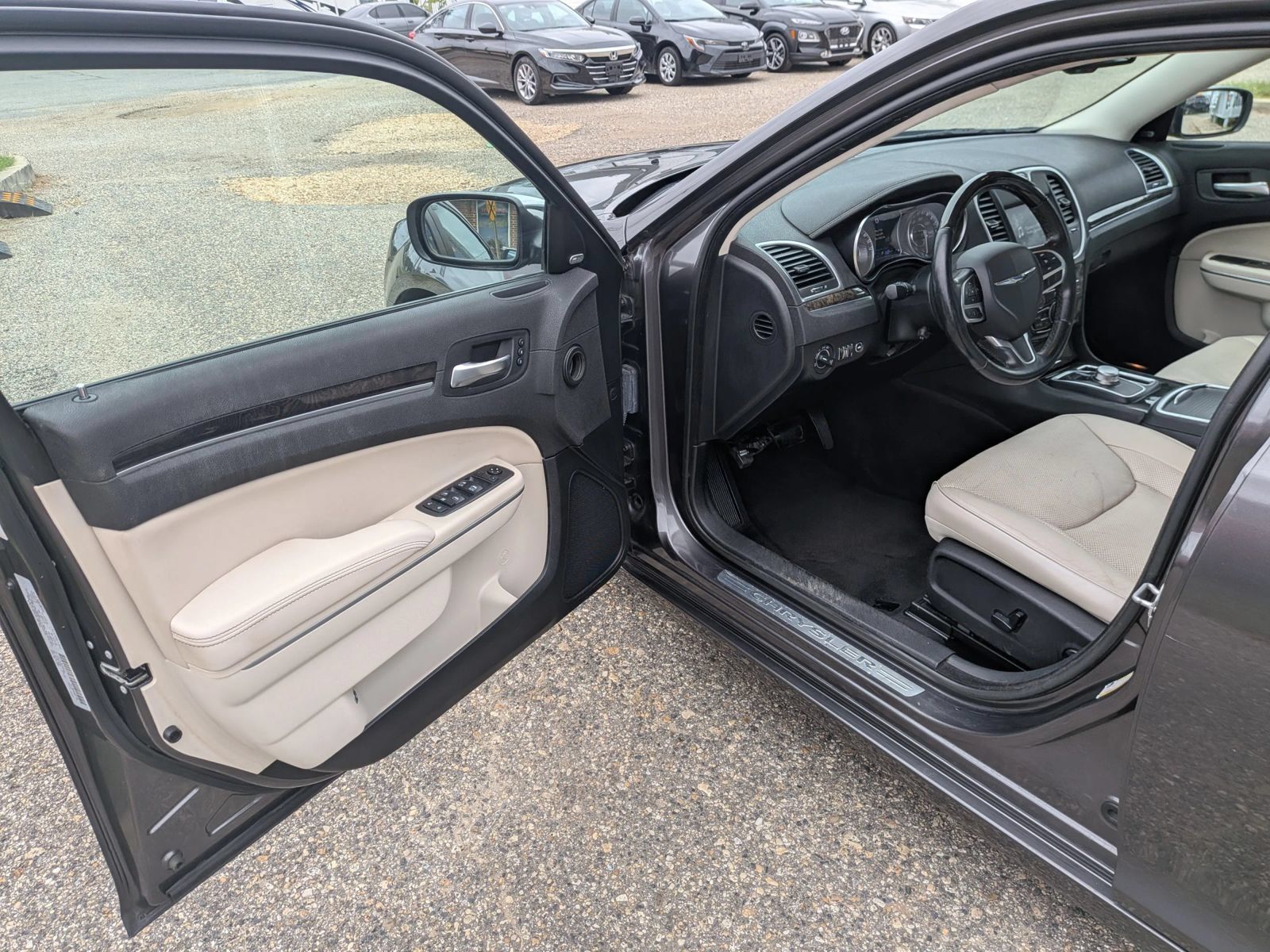 Used 2019 Chrysler 300 Limited RWD image 17