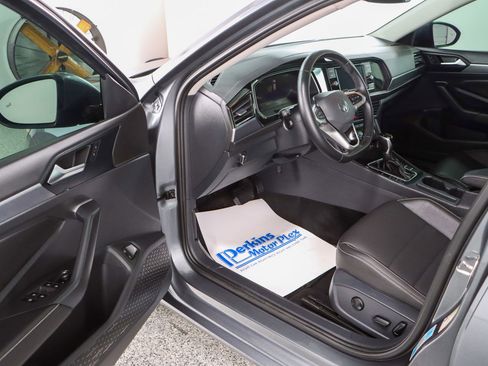 Used 2024 Volkswagen Jetta SE w/ Panoramic Sunroof Package image 3