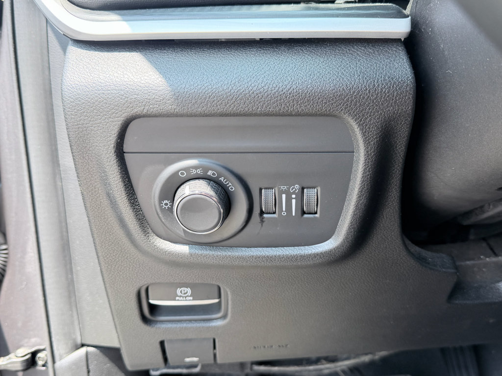 Used 2023 Jeep Grand Cherokee L Laredo RWD image 11