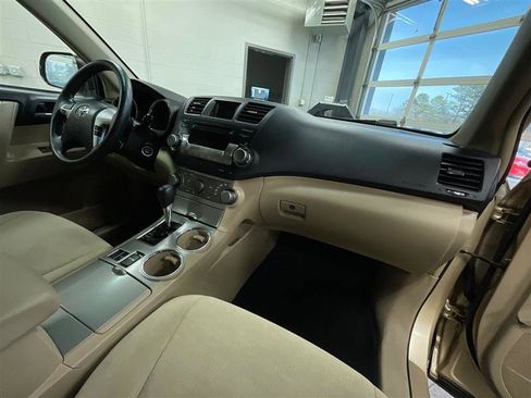 Used 2012 Toyota Highlander FWD w/ Tech Pkg image 26