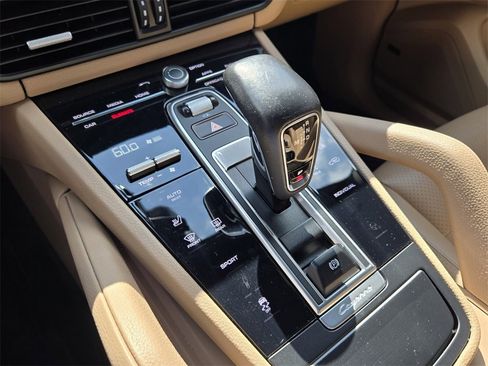 Used 2022 Porsche Cayenne Platinum Edition image 19