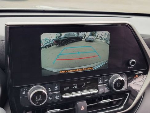 Used 2023 Toyota Highlander XLE FWD image 12
