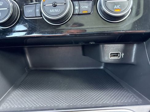 Used 2019 Volkswagen Jetta SEL Premium image 24