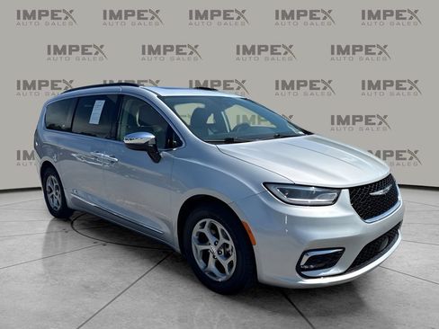Used 2023 Chrysler Pacifica Limited FWD image 4