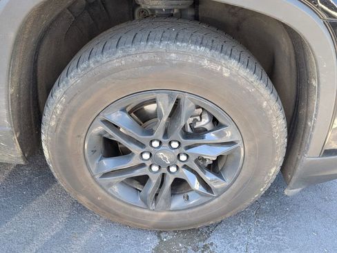 Used 2023 Chevrolet Traverse LT FWD image 12