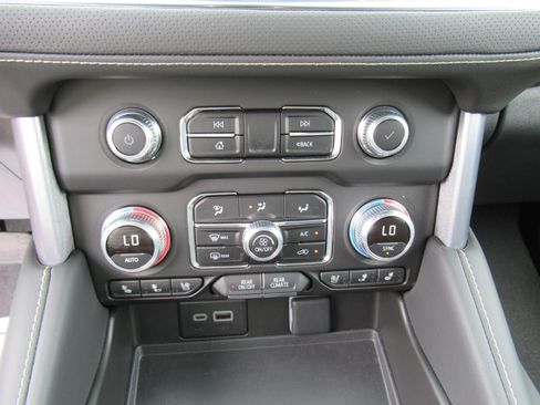 Used 2024 GMC Yukon XL SLT w/ SLT Premium Package AWD/4WD image 26