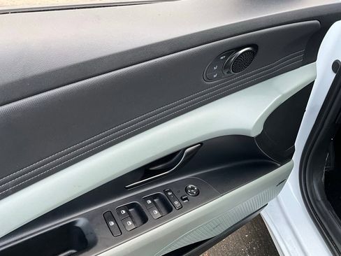 Used 2025 Hyundai Elantra Limited image 18