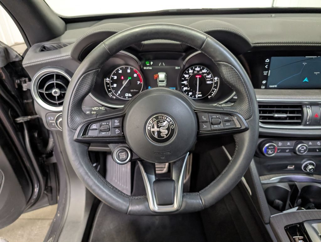Used 2023 Alfa Romeo Stelvio Ti AWD/4WD image 18