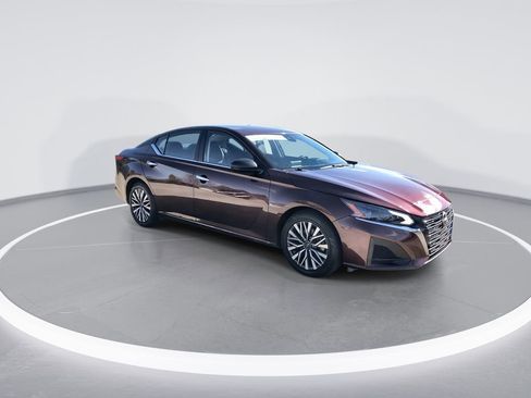 Used 2024 Nissan Altima 2.5 SV image 2