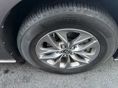 Used 2021 Toyota Sienna XLE image 13