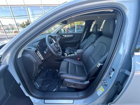 Certified 2025 Volvo XC40 B5 Plus AWD/4WD image 21